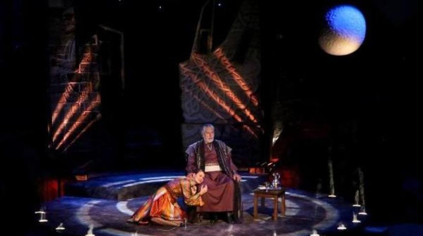 Haşhaşileri Anlatan Tiyatro Oyunu İk&uuml;&rsquo;De Sergileniyor