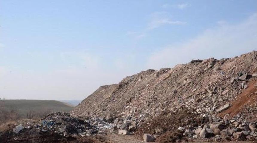 Diyarbakır'da Bombanın Patladığı Yerde B&uuml;y&uuml;k &Ccedil;ukur Oluştu, Mezarlar Tahrip Oldu