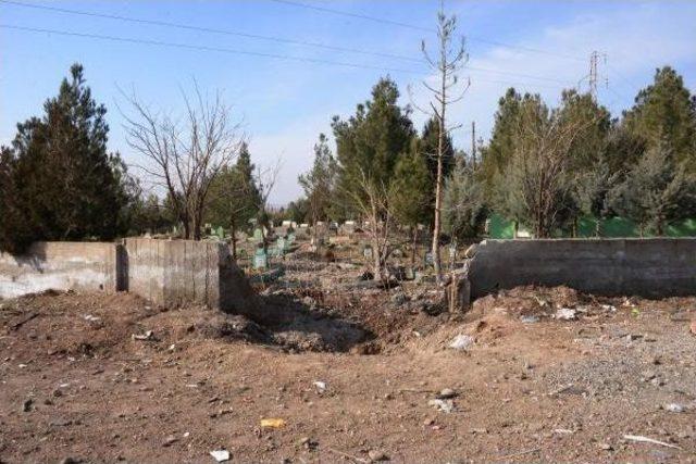 Diyarbakır'da Bombanın Patladığı Yerde Büyük Çukur Oluştu, Mezarlar Tahrip Oldu