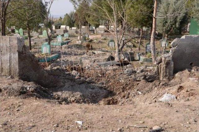Diyarbakır'da Bombanın Patladığı Yerde Büyük Çukur Oluştu, Mezarlar Tahrip Oldu