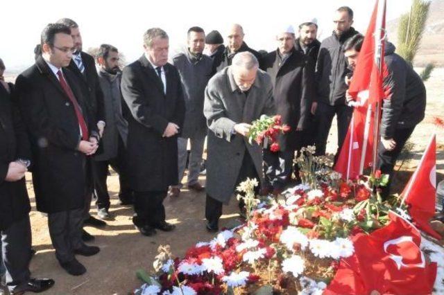 Galatasaray Y&ouml;neticilerinden Şehit Polis Sekin in Kabrine Ziyaret 3