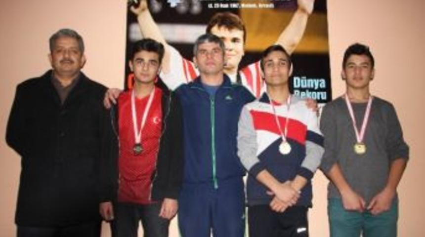 Niyazi Mısri Sosyal Bilimler Lisesi&rsquo;nden 3 Sporcu Halterde Derece Yaptı