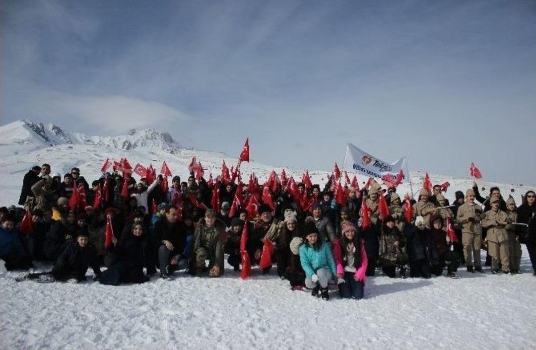 Tekden Koleji &Ouml;ğrencilerinden Vatan Sevgisi Y&uuml;r&uuml;y&uuml;ş&uuml;
