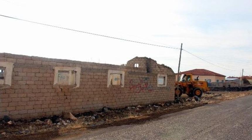 Develi&rsquo;de Metruk Metruk Ev Yıkımı &Ccedil;alışmaları