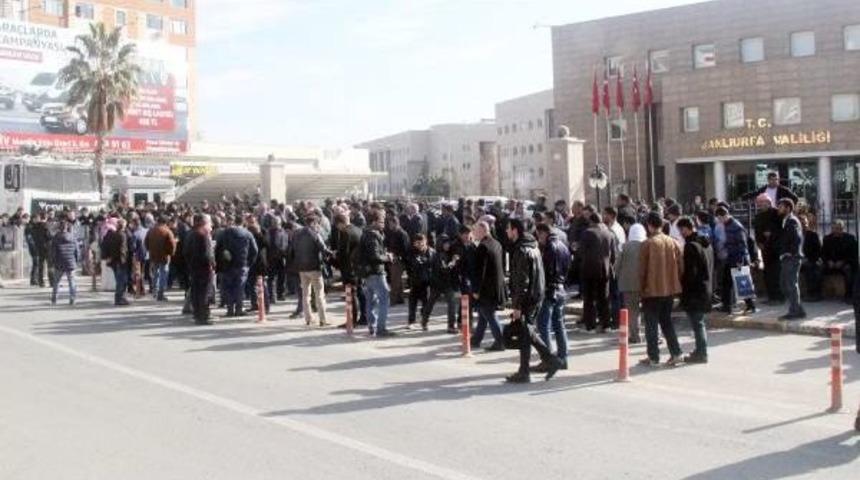 Kavganın Husumete D&ouml;n&uuml;şmemesi I&ccedil;in Valilik &Ouml;n&uuml;nde Eylem Yaptılar