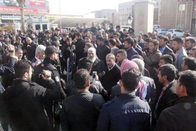 Kavganın Husumete D&ouml;n&uuml;şmemesi I&ccedil;in Valilik &Ouml;n&uuml;nde Eylem Yaptılar 2