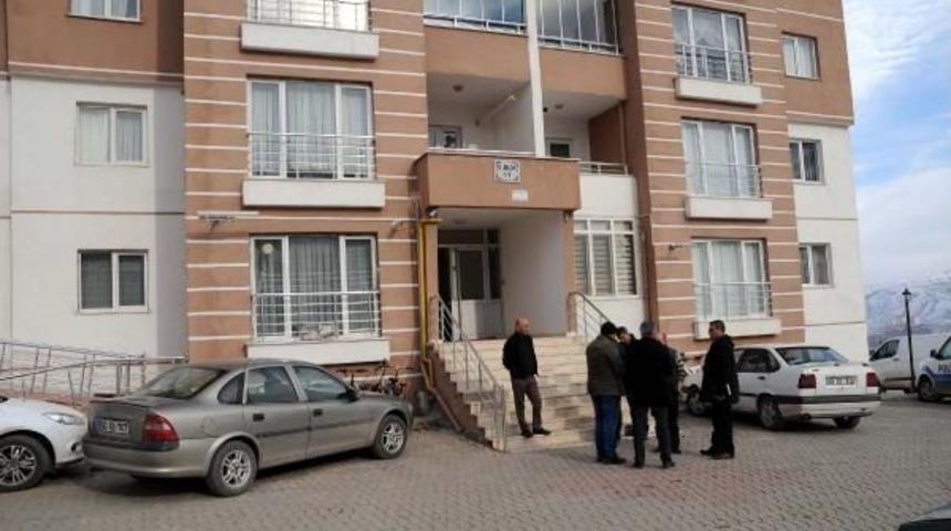 Apartmanın Deposunda Intihar Etti
