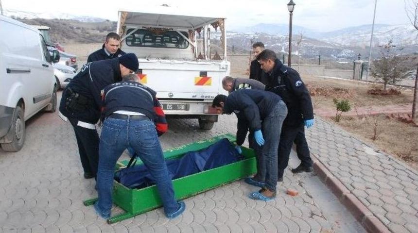 Yaşlı Adam Apartmanın Bodrum Katında Asılı Olarak Bulundu