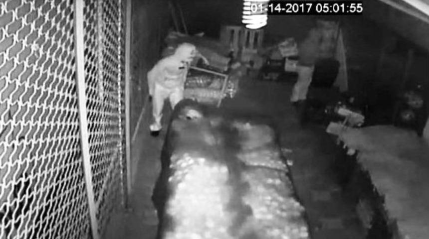 Marketten Hırsızlık Anı G&uuml;venlik Kamerasında