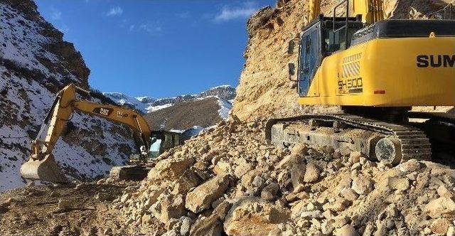 Büyükşehir Yol Yapmak İçin Çetin Arazi Ve Kışla Savaşıyor