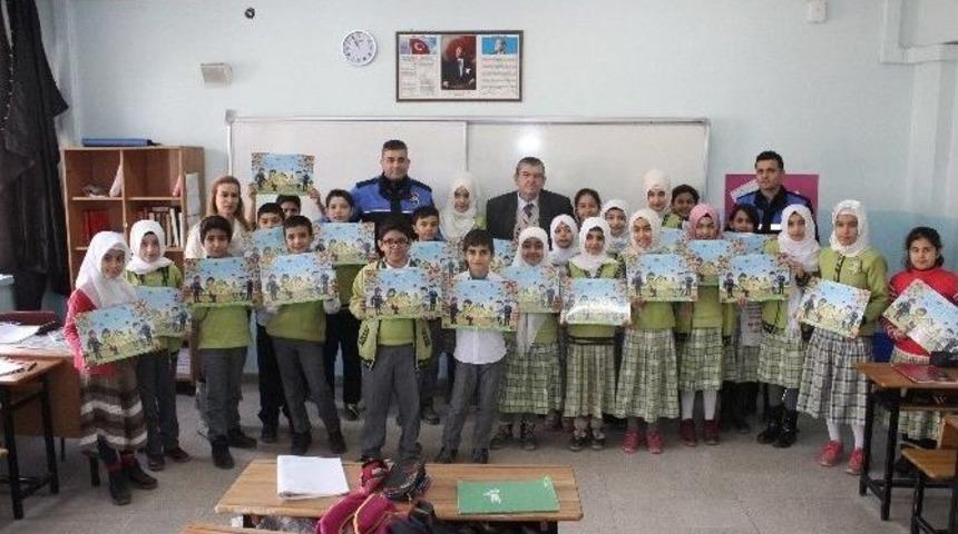 Polisler &Ouml;ğrencilere Yap-boz Hediye Etti