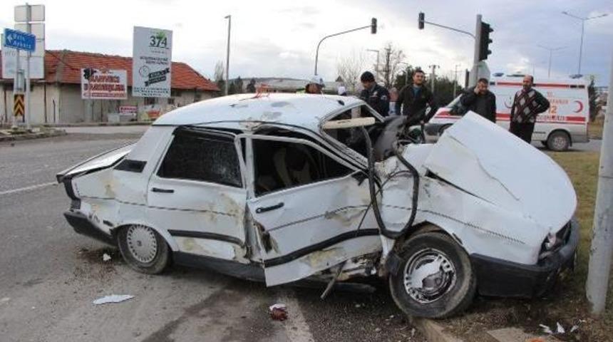 Tır Ve Otomobil &Ccedil;arpıştı: 2 Yaralı