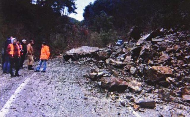 Heyelan, Bergama- Kozak Yolunu Kapattı