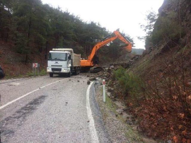 Heyelan, Bergama- Kozak Yolunu Kapattı