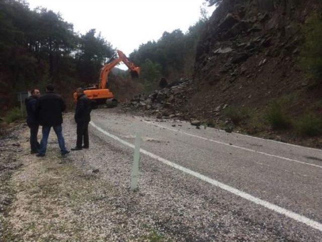 Heyelan, Bergama- Kozak Yolunu Kapattı