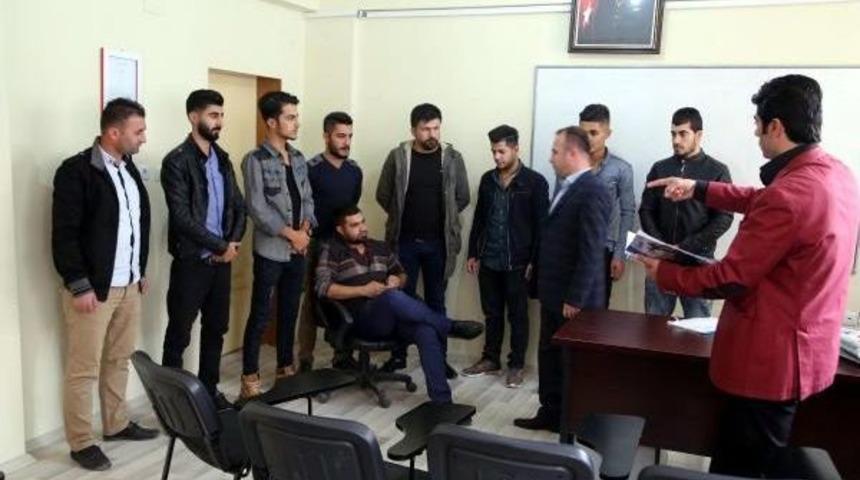 Silopili Gen&ccedil;ler, Ter&ouml;r&uuml;n Yarattığı Tahribatı Sanatla Onarıyor