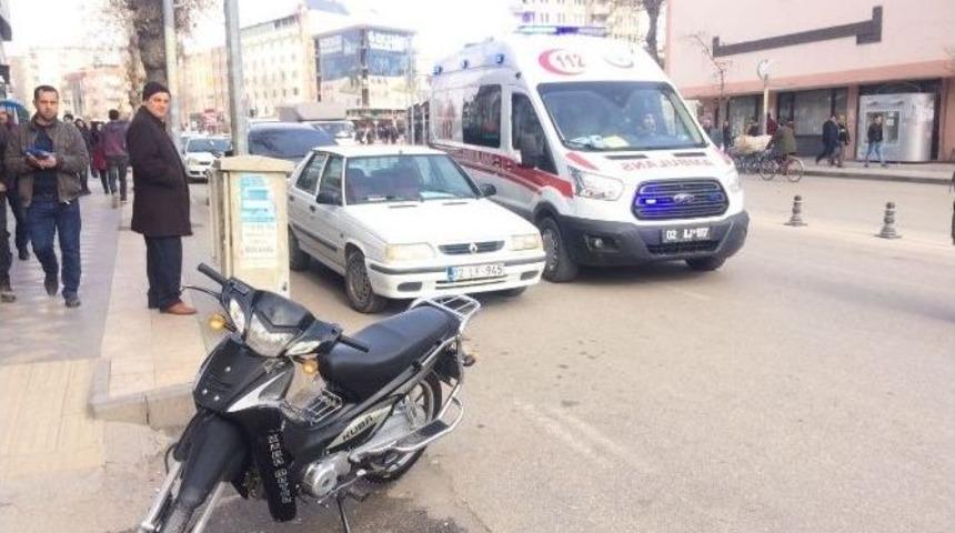 Motosiklet Yayaya &Ccedil;arptı