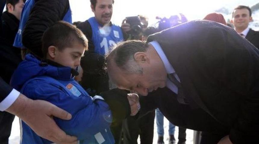 Erzurum Valisi, &Ouml;zel Sporcunun Elini &Ouml;pt&uuml;