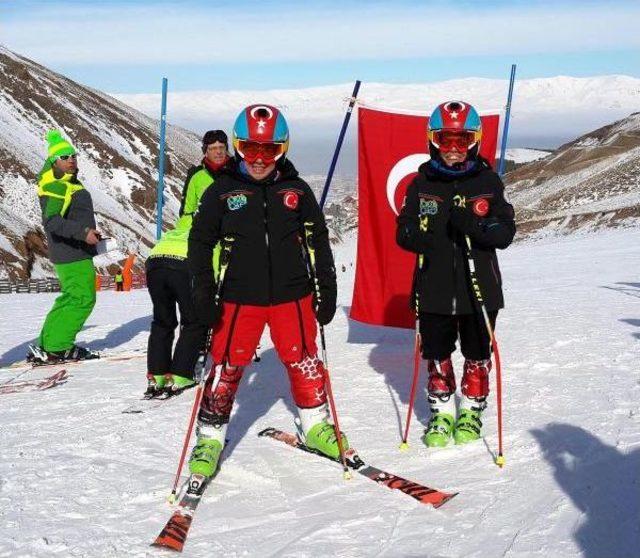 Erzurum Valisi, Özel Sporcunun Elini Öptü