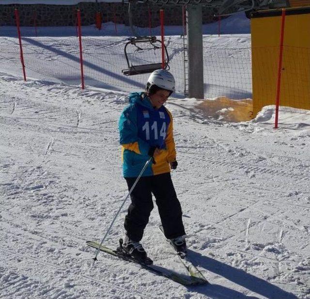 Erzurum Valisi, Özel Sporcunun Elini Öptü