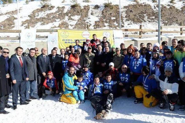 Erzurum Valisi, Özel Sporcunun Elini Öptü