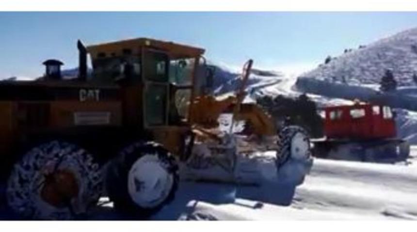 Kara Saplanan Greyderi &Ccedil;edaş Ekipleri Kurtardı