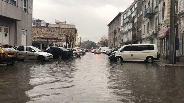 Sağanak Yağış İzmir&rsquo;de Cadde Ve Sokakları G&ouml;le &Ccedil;evirdi 1