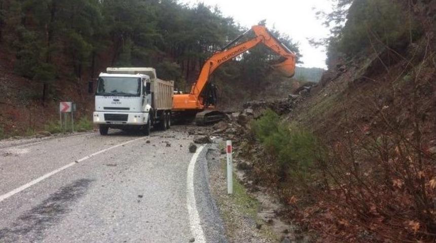İzmir&rsquo;de Heyelan Nedeniyle Yol Kapandı