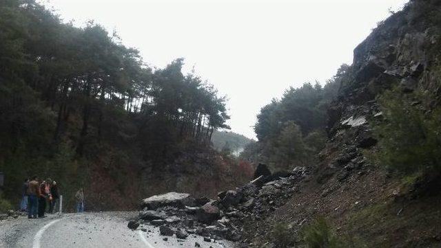 İzmir&rsquo;de Heyelan Nedeniyle Yol Kapandı 1