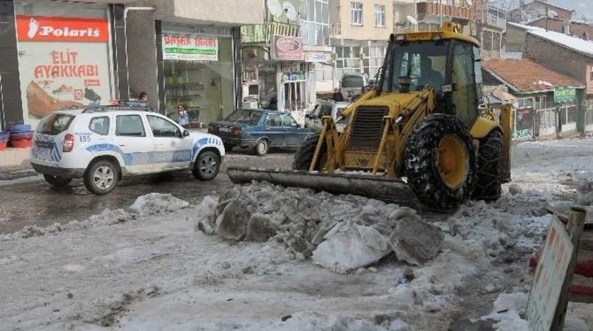 &Ccedil;elikhan&rsquo;da Cadde Ve Sokaklar Kardan Temizleniyor