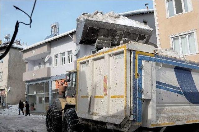 Çelikhan’da Cadde Ve Sokaklar Kardan Temizleniyor