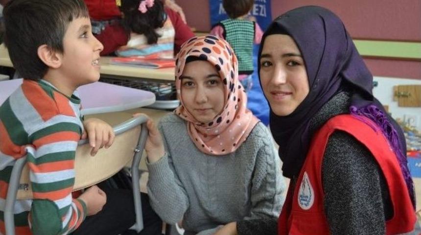 Gen&ccedil;lerden G&ouml;rme Engelliler Sınıfına Ziyaret