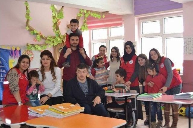 Gen&ccedil;lerden G&ouml;rme Engelliler Sınıfına Ziyaret 1