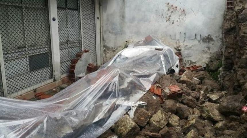 İzmir&rsquo;de Bina Duvarı 3 Aracın &Uuml;zerine Yıkıldı