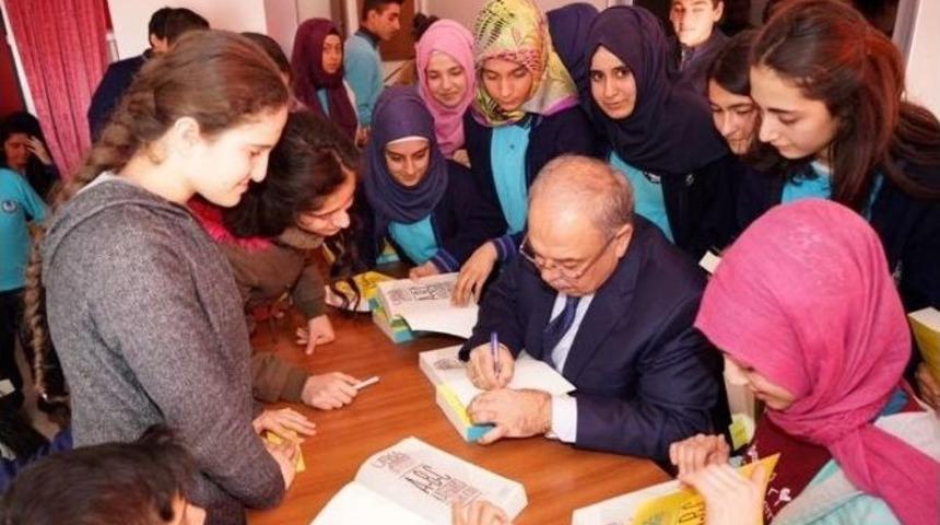 Başkan Kutlu, &Ouml;ğrencilere Kitap Dağıttı