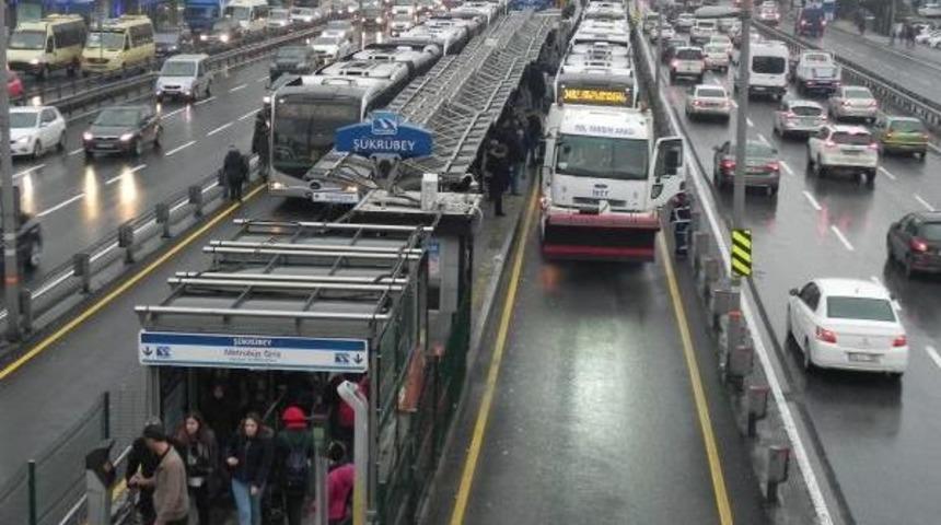 Metrob&uuml;s Trafiğini Kilitleyen Arıza