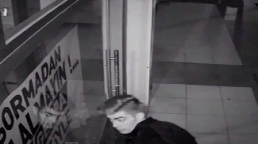 Maket Cep Telefonlarını &Ccedil;alan Genci Babası Polise Teslim Etti