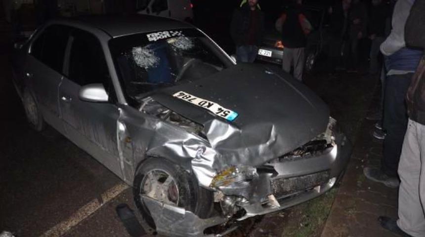 Servis Minib&uuml;s&uuml; Otomobille &Ccedil;arpıştı: 8 Yaralı