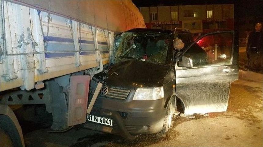 Minib&uuml;s Tırın Altına Girdi: 1 Yaralı
