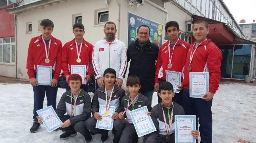 Aydınlı G&uuml;reş&ccedil;iler 8&rsquo;de 8 Yaptı