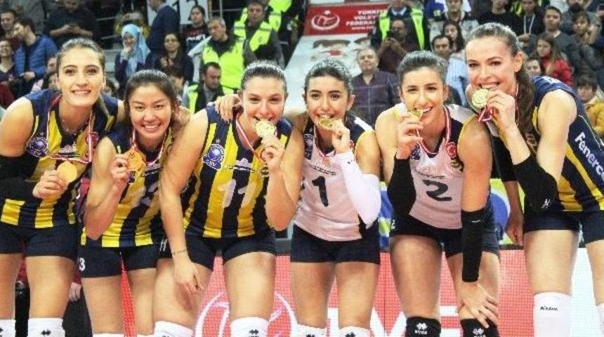 Kupa Voley Şampiyomu Fenerbah&ccedil;e