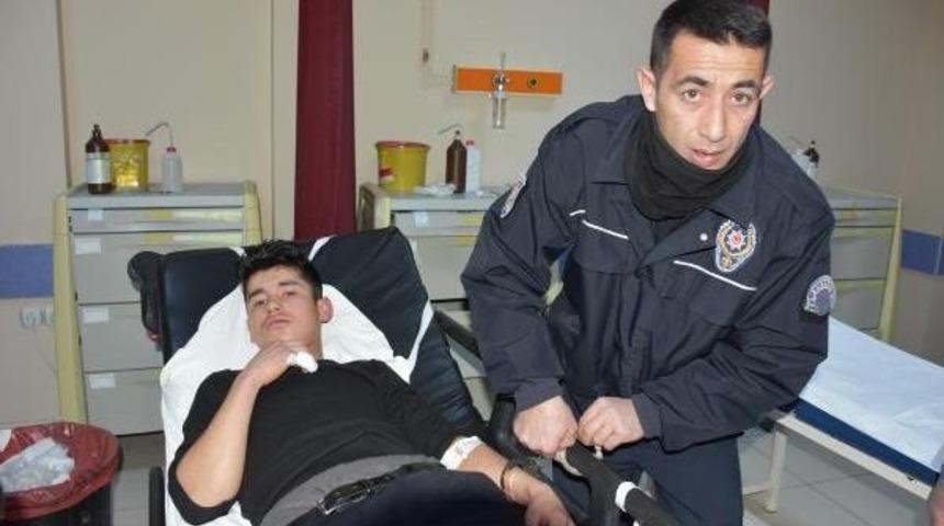 Afgan Gen&ccedil;, &Uuml;lkesinde Dedesini &Ouml;ld&uuml;rd&uuml;ğ&uuml;n&uuml; Iddia Ettiği Kişiyi &Ouml;ld&uuml;rd&uuml;