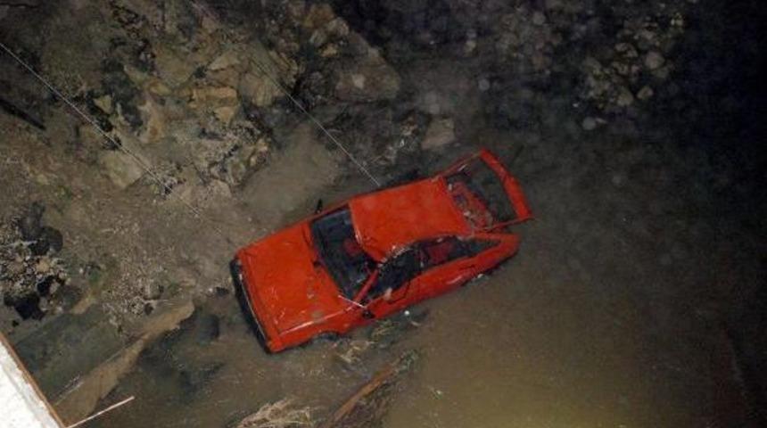 Dereye U&ccedil;an Otomobilin S&uuml;r&uuml;c&uuml;s&uuml; &Ouml;ld&uuml;