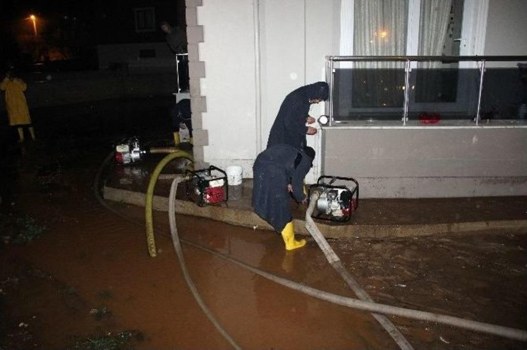 Sağanak Yağış Sonrası Bodrum Katları Su Bastı