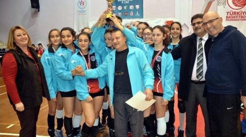 Voleybolun Yıldızları Kupalarını Kaldırdı