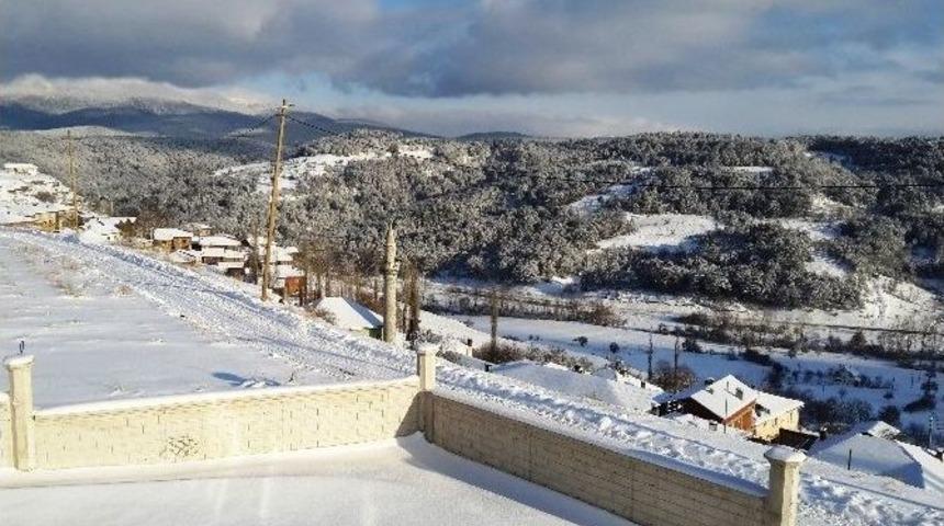 Bursa&rsquo;da Soğuktan Akan &Ccedil;eşmeler Buz Tuttu