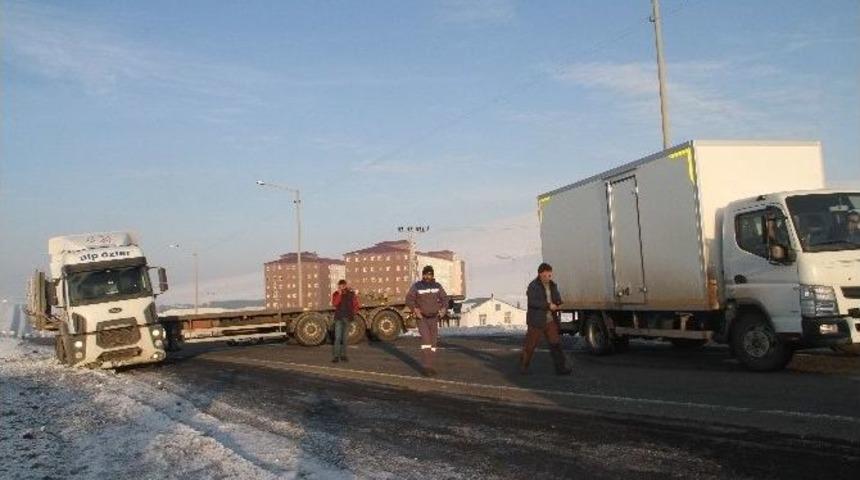 Kayan Tır Yolu Kapattı, Trafik Durdu