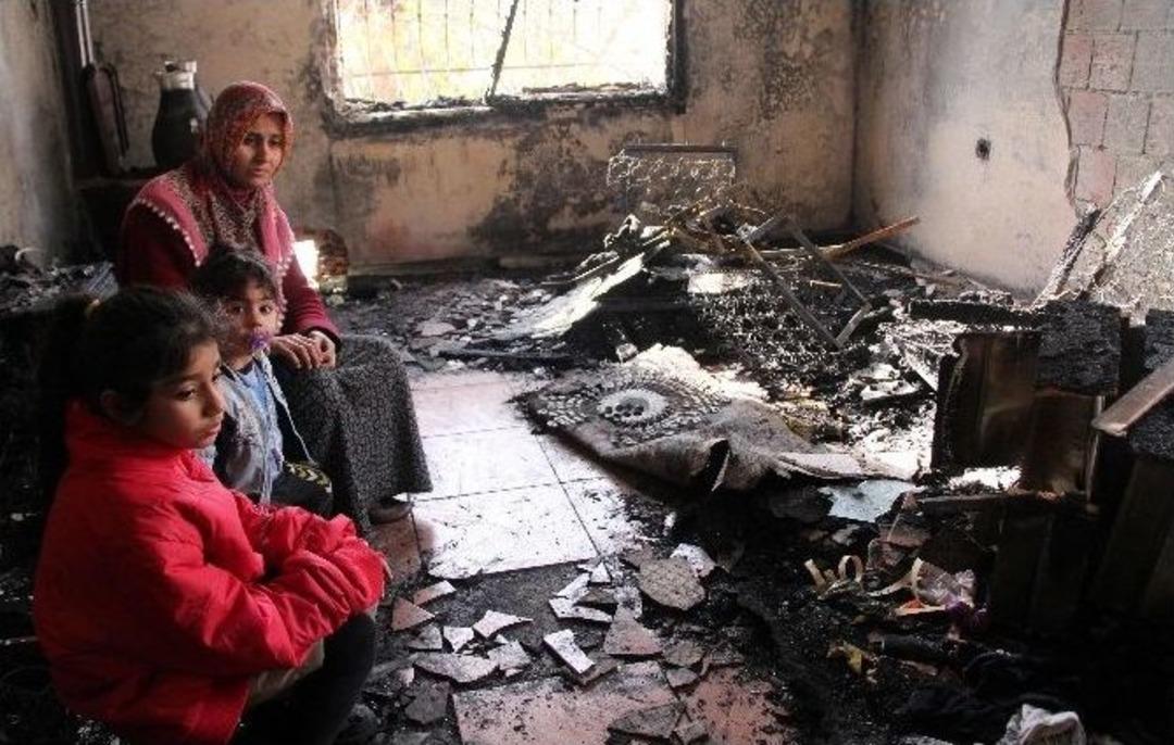 (&ouml;zel Haber) Yangından Son Anda Canlarını Kurtaran Aile Yardım Bekliyor