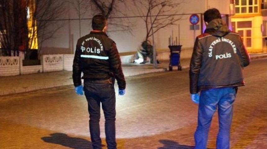 Kaldırımdaki Ş&uuml;pheli Bavuldan &Ccedil;&ouml;p &Ccedil;ıktı