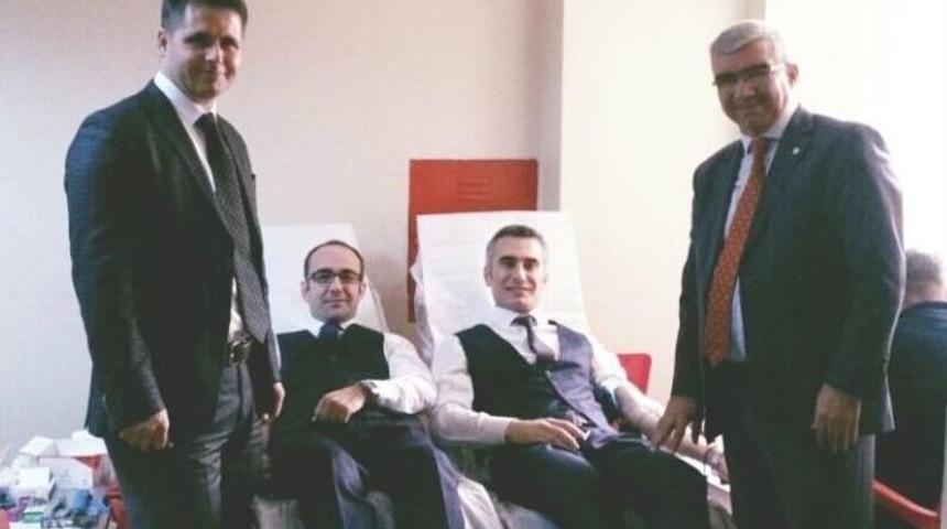 Vergi M&uuml;fettişlerinden Kan Bağışı